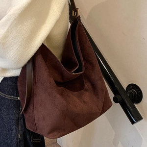 Sac hobo en daim marron foncé pour femme avec bandoulière réglable et détails dorés chic