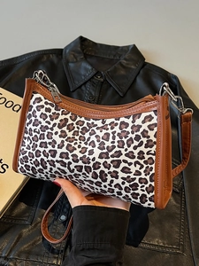 Borsa a spalla retrò con stampa leopardata, finiture in pelle marrone e zip argento