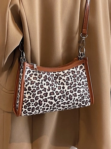 Borsa a tracolla leopardata con finiture in pelle marrone e tracolla regolabile
