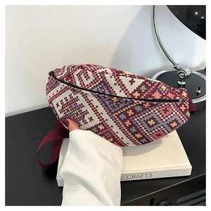Détail d'un sac banane bohème en jacquard bordeaux avec des motifs géométriques ethniques