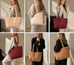 Cabas matelassé avec broderie de nœuds en rose, bordeaux et marron