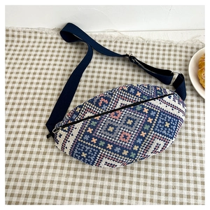 Détail de la texture tissée jacquard ethnique et bandoulière de ce sac banane demi-lune