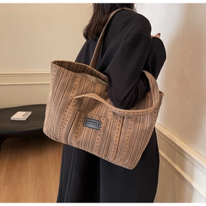 Détail du sac cabas marron à rayures verticales avec étiquette Fashion en situation