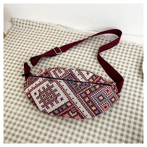 Détail du sac banane jacquard bohème avec broderie géométrique et sangle réglable