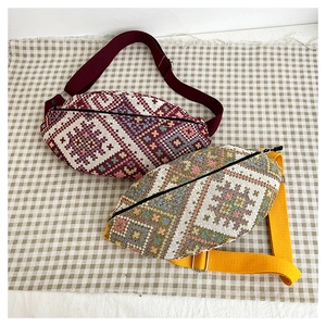 Gros plan de sacs bandoulière en jacquard ethnique avec bretelles réglables et zips métalliques