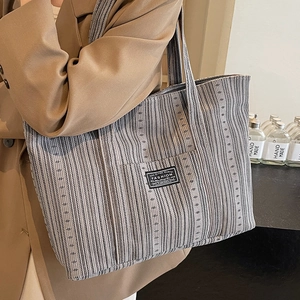 Grand sac fourre-tout en toile rayée pour femme avec étiquette mode et bandoulière