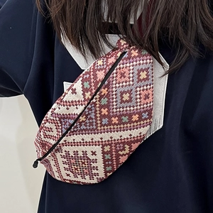 Sac poitrine bohème tissé avec motifs géométriques ethniques colorés et fermeture zippée
