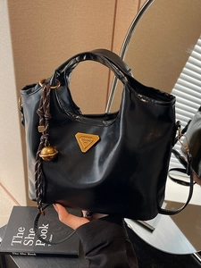 Damen Retro PU Leder Tote Tasche Glänzende Dumpling Umhängetasche Mit Dreieckigem Metallemblem Und Dekorativem Glockenanhänger