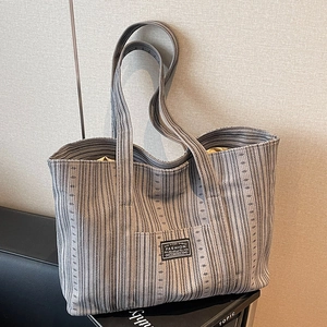 Sac fourre-tout en maille à rayures grises, sac à bandoulière minimaliste pour le travail