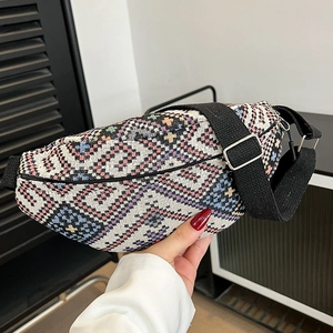 Sac bandoulière tissé bohème aux motifs géométriques colorés avec sangle ajustable