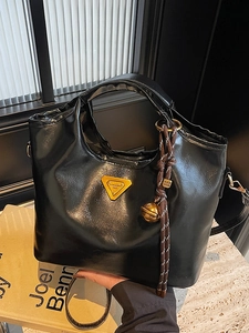 Retro Handtasche Damen in Schwarz mit goldener Logo-Plakette und geflochtenem Anhänger
