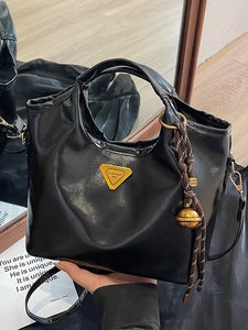 Vintage Handtasche aus schwarzem Lackleder mit Dreieckslogo und Taschenanhänger