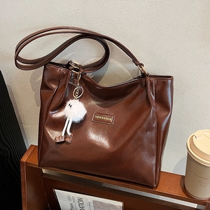 Large Capacity Retro PU Leather Tote Bag For Women Versatile Shoulder Bag With Plush Pendant Autumn Winter Commute Handbag