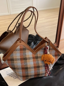 Retro large capacity plaid tote bag with V-shaped opening and cute puppy pendant