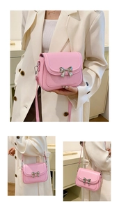 Détail du petit sac bandoulière rose avec nœud métallique argenté et fine bandoulière