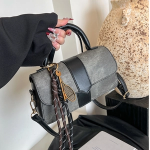Sac à Épaule Femme Tendance en Cuir PU Petit Sac à Main Bloc de Couleur Avec Pendentif Raquette de Tennis Sac Bandoulière
