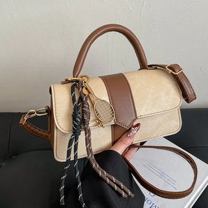 Sac bandoulière chic en toile beige et cuir marron avec breloque raquette de tennis