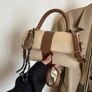 Sac à main rétro beige avec garniture en cuir marron et pendentif raquette de tennis