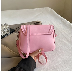 Détail d'un sac bandoulière rose élégant en similicuir avec un design de nœud délicat