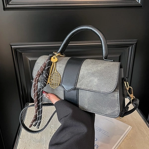 Sac à main en denim gris et cuir noir avec charme de raquette et cordon tressé