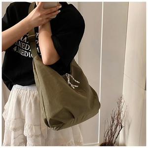 Borsa a tracolla in tela verde oliva con tracolla regolabile e dettaglio coulisse