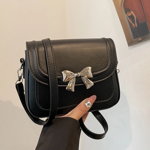 Petit sac bandoulière noir chic avec n&oelig;ud en métal argenté et bandoulière réglable