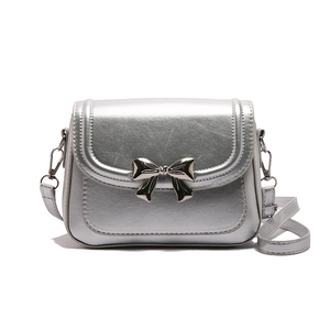 Sac bandoulière carré argenté pour femme avec fermoir nœud métallique poli et fine lanière
