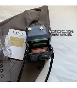 Vue intérieure montrant la grande capacité du mini sac à bandoulière noir pour téléphone