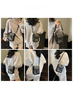 Vues détaillées d'un mini sac bandoulière vintage avec motifs nœuds noirs et pois