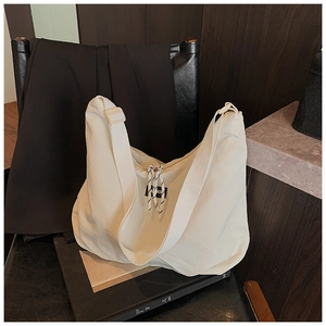 Dettaglio della borsa a tracolla in nylon bianco sporco con tracolla larga e fibbia