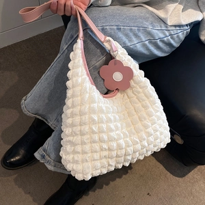 Sac à bandoulière gaufré blanc avec anses en cuir rose et pendentif fleur décoratif