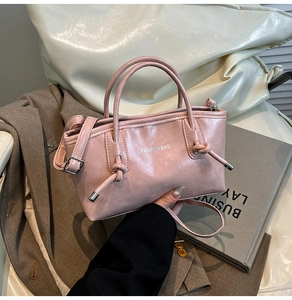 Détail du sac cabas en similicuir rose avec texte FASHION BAG et cordon à nœud chic