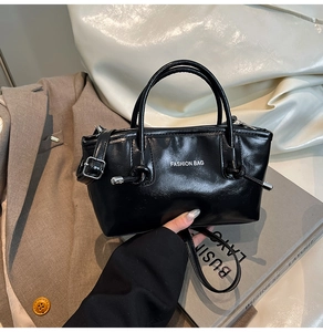 Détail du sac cabas noir avec poignées nouées et lettrage blanc Fashion Bag chic