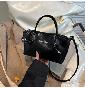 Détail du sac cabas noir brillant avec lettrage Fashion Bag et poignée à nœud chic