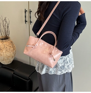 Détail du sac cabas en cuir rose clair avec poignée nouée et lettrage doré Fashion Bag