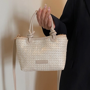 Sac cabas en paille tressée avec poignées à nœuds en cuir et bandoulière beige