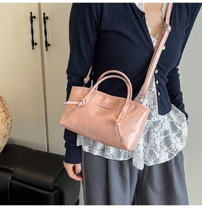 Sac fourre-tout rose avec cordon de serrage noué, présenté dans un décor d'intérieur