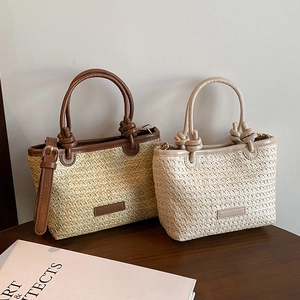Sac cabas en paille tissé à la main avec poignées nouées en beige et crème pour les vacances