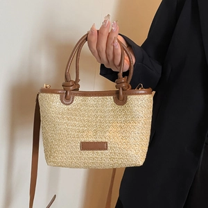 Sac fourre-tout en paille beige avec anses en cuir marron pour style de plage d'été