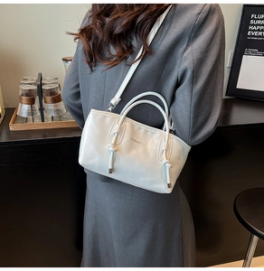 Détail du sac cabas en cuir PU blanc avec poignée nouée et imprimé Fashion Bag