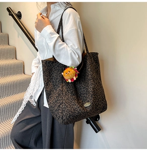 Grande borsa tote in tela leopardata con ciondolo a forma di hamburger in peluche
