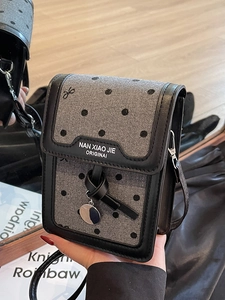 Mini sac à bandoulière rétro à pois gris avec bordure en cuir noir et breloque en métal