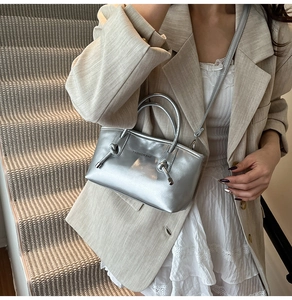 Sac fourre-tout argenté métallisé avec détails coulissants porté par un mannequin