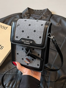 Petit sac à bandoulière vintage à pois avec finitions en cuir noir et breloque