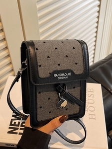 Mini sac à bandoulière gris à motifs de cœurs avec bordures en cuir noir et breloque