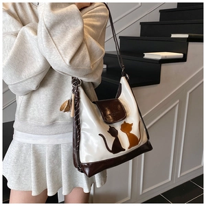 Détail d'un grand sac fourre-tout bicolore avec silhouettes de chat en scène