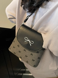 Sac bandoulière chic avec nœud, en cuir noir et tissu gris effet patchwork