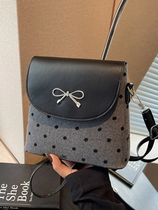 Sac seau chic à pois avec nœud métallique et bandoulière en cuir réglable