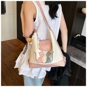 Détail du sac fourre-tout à motif chat rose et blanc présenté dans un décor de vie quotidienne