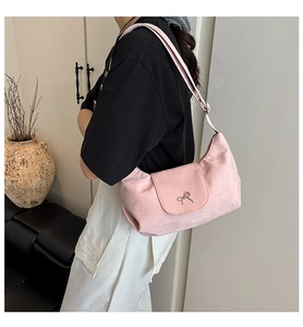 Sac hobo en daim rose avec nœud en métal argenté et bandoulière réglable